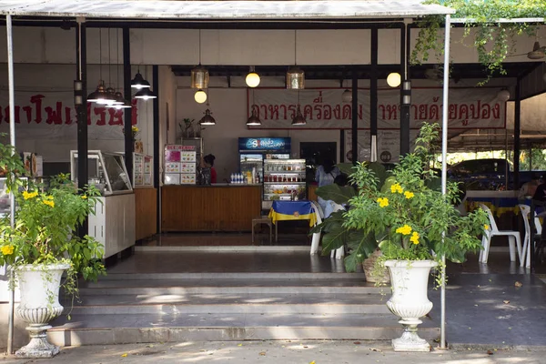 Restaurante local para tailandeses y viajeros extranjeros utilizan servi — Foto de Stock