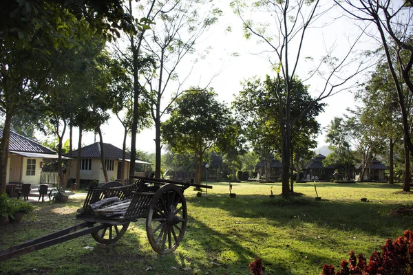 Edifícios hotel resort de luxo e jardim para viajantes pessoas nos — Fotografia de Stock