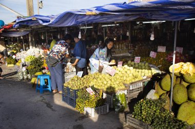 Nakhon Ratchasima, Tayland - 24 Kasım: Asya Tayland kadın ve insan seyahat ve alışveriş ürün ve yerel dükkanında Pak Chong ilçesinde 24 Kasım 2017 Nakhon Ratchasima, Tayland Gıda
