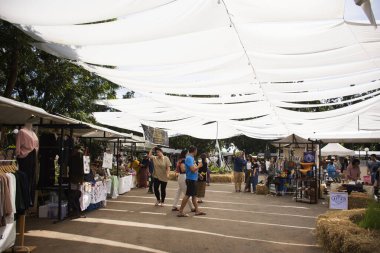Nakhon Ratchasima, Tayland - 25 Kasım: seyahat ve semt pazarı adil öğleden sonra üzerinde 25 Kasım 2018 yılında Nakhon Ratchasima, Tayland, alışveriş Tay insanlar ve yabancı gezginler.