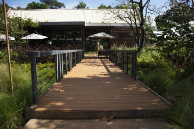 Nakhon Ratchasima, Tayland - 24 Kasım: yürüyüş seyahat ve alışveriş Tay insanlar ve yabancı seyahat üzerinde 24 Kasım 2018 Nakhon Ratchasima, Tayland için adil sokak el yapımı pazarının açık