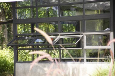 Nakhon Ratchasima, Tayland 'daki sokak marketinin cam penceresi ve restoranı.