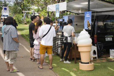 Nakhon Ratchasima, Tayland - 24 Kasım: dondurma makinesinden yolcuları insanlara semt pazarı için 24 Kasım 2017 yılında Nakhon Ratchasima, Tayland adil yapılan Tay insanlar Satılık dondurma