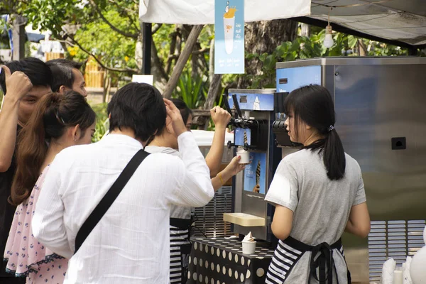 Нахон Ратчасима Таиланд Ноября Тайцы Продают Мороженое Сделанное Автомата Мороженым — стоковое фото