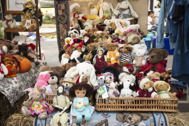 Nakhon Ratchasima, Tayland - 24 Kasım: 24 Kasım 2018 'de Nakhon Ratchasima, Tayland' da insanların sokak pazarından satın aldığı gezginlere satılık çok sayıda kumaş ve el yapımı oyuncak mağazası