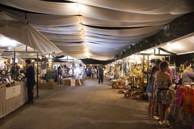 Nakhon Ratchasima, Tayland - 24 Kasım: Tay insanlar ve yabancı seyahat yürüyüş gezi ve alışveriş açık sokak gece Pazar akşam üzerinde 24 Kasım 2018 Nakhon Ratchasima, Tayland