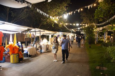 Nakhon Ratchasima, Tayland - 24 Kasım: Tay insanlar ve yabancı seyahat yürüyüş gezi ve alışveriş açık sokak gece Pazar akşam üzerinde 24 Kasım 2018 Nakhon Ratchasima, Tayland