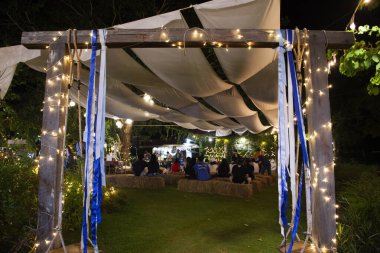 Bangkok, Tayland - 24 Kasım: Tay insanlar ve yabancı yolcuları, müzik konser göstermek için oynamak canlı grup açık akşam 24 Kasım 2018 sokak gece pazarı Bangkok, Tayland