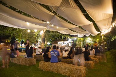 Bangkok, Tayland - 24 Kasım: Tay insanlar ve yabancı yolcuları, müzik konser göstermek için oynamak canlı grup açık akşam 24 Kasım 2018 sokak gece pazarı Bangkok, Tayland