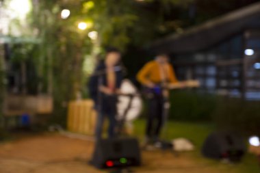 Bulanık hareket canlı Tay grup göstermek için müzik konseri, Tay insanlar ve yabancı yolcuları oynarken açık sokak gece Pazar akşam Nakhon Ratchasima, Tayland