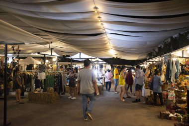 Nakhon Ratchasima, Tayland - 24 Kasım: Tay insanlar ve yabancı seyahat yürüyüş gezi ve alışveriş açık sokak gece Pazar akşam üzerinde 24 Kasım 2018 Nakhon Ratchasima, Tayland