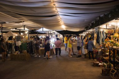 Nakhon Ratchasima, Tayland - 24 Kasım: Tay insanlar ve yabancı seyahat yürüyüş gezi ve alışveriş açık sokak gece Pazar akşam üzerinde 24 Kasım 2018 Nakhon Ratchasima, Tayland