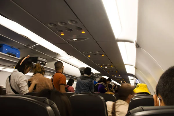 Chiang Mai, Tayland - 26 Şubat: Tayland ve yabancı yolcular uçaktan inerken Coronavirus Covid 19 salgını ve Pm 2.5 Toz durumu 26 Şubat 2020 tarihinde Tayland 'ın Chiang Mai kentinde görüldü.