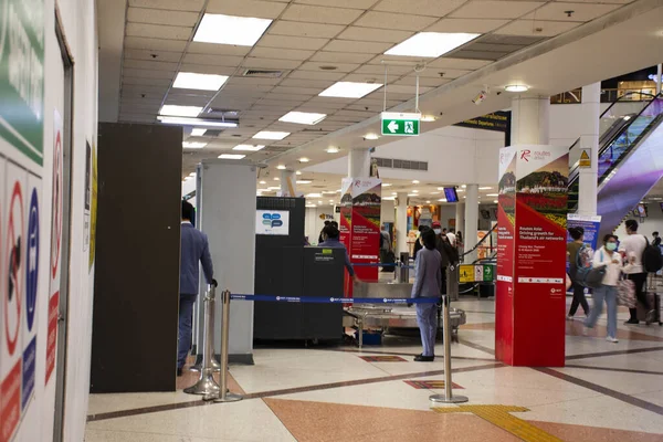 チェンマイ 2020年2月28日 チェンマイ空港内及びタイ チェンマイ市内において 保安検査官及び保安検査官が手荷物検査業務を行います — ストック写真