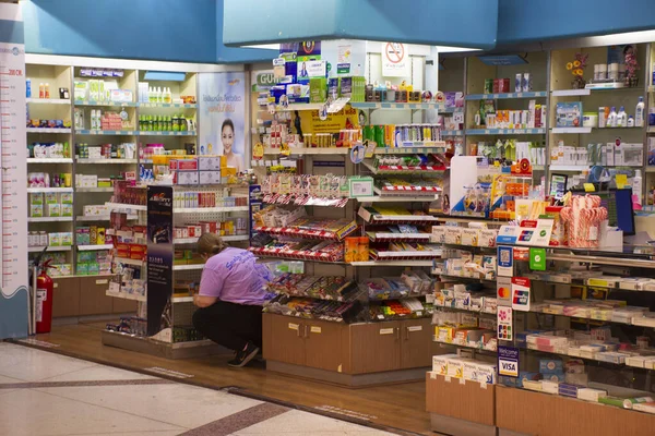 태국을 여행하는 사람들 외국인 승객들 쇼핑을 하지만 2020 공항에서 의약품을 — 스톡 사진