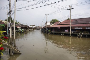 SAMUT SONGKHRAM, THAILAND - 30 Ekim: Amphawa nehri ve şehir manzarasının manzarası Hafta içi Samutsongkhram, Tayland 30 Ekim 2019 tarihinde Samut Songkhram, Tayland