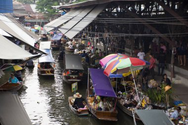 RATCHABURI, THAILAND - 30 Ekim 2019 'da Tayland halkı Tayland' ın Ratchaburi kentindeki Damnoen Saduak Yüzen Pazarı 'nda Tayland kanalı üzerinde Tayland tahtakurusu ve öncü gezginler için gıda ürünleri satıyor.