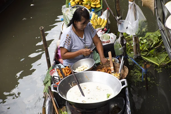 Ratchaburi Tailandia Octubre Los Tailandeses Venden Productos Alimenticios Barco Madera — Foto de Stock