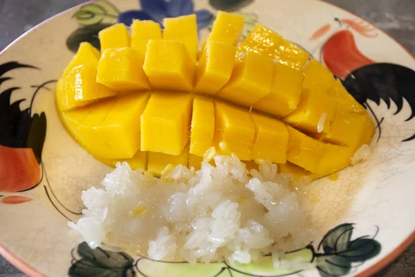Mango Tailandés Los Dulces Arroz Pegajoso Con Leche Coco Sirven —  Fotos de Stock