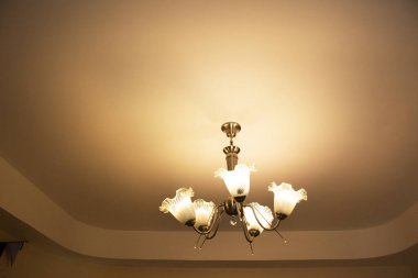 Seyahat edenler için klasik tatil yeri odasındaki tavan lambası ve iç dekorasyon mobilyası Tayland 'ın Ratchaburi kentindeki Suan Phueng şehrinde dinlenme ve dinlenme yeri.