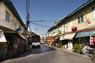 NAKHON PATHOM, THAILAND - 26 Kasım 2019 'da Nakhon Pathom, Tayland' da Nakhon Pathom, Tayland 'daki Tha Na yerel ve eski pazarından gıda satın alan trafik yolu ve Tayland halkı