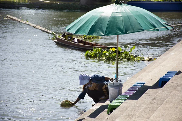 Tailandês Mulher Viagem Visita Alimentação Alimentos Para Pescar Tha Chin — Fotografia de Stock