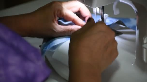 在泰国农塔布里 工作的泰国老年妇女在车间使用缝纫机制作的织物面罩 而Coronavirus Covid 19和Pm 5在家里的灰尘情况 — 图库视频影像