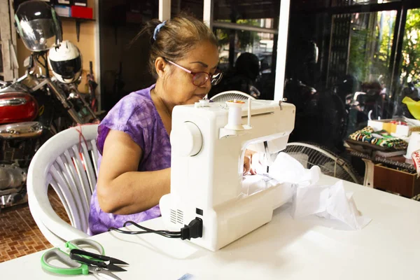 Thailändische Alte Frauen Die Der Näherei Arbeiten Verwenden Eine Stoffmaske — Stockfoto