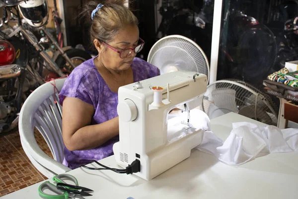 Tayland Dikiş Makinesinde Çalışan Yaşlı Kadınlar Atölyede Kumaş Maskesi Yaparken — Stok fotoğraf