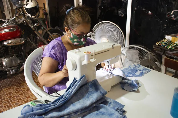 Ταϊλανδέζες Γριές Που Εργάζονται Στη Ραπτομηχανή Έφτιαξαν Υφασμάτινη Μάσκα Στο — Φωτογραφία Αρχείου