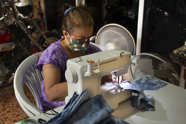 Tailandês Mulheres Idosas Que Trabalham Usar Máquina Costura Feita Máscara — Fotografia de Stock