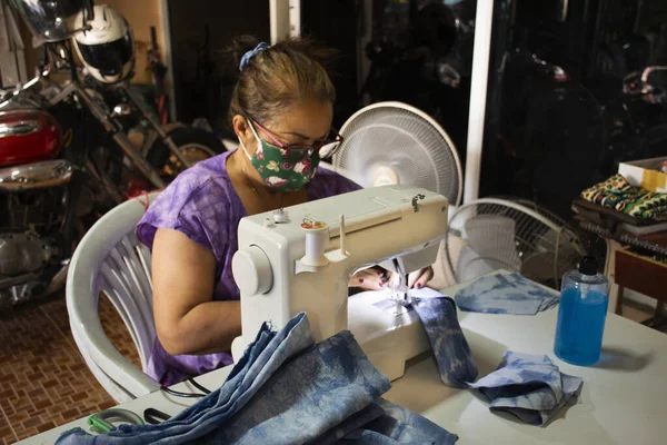 タイの老女たちはミシンで作った布マスクをワークショップで使用し コロナウイルスCovid 19感染症とPm 5塵の状況はタイのノンタブリの自宅で — ストック写真