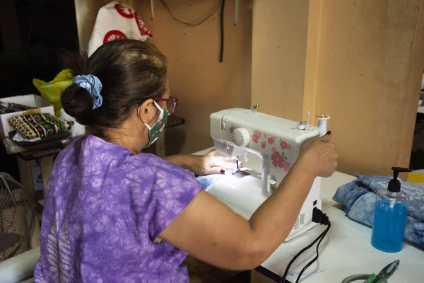 Thailändische Alte Frauen Die Der Näherei Arbeiten Verwenden Eine Stoffmaske — Stockfoto