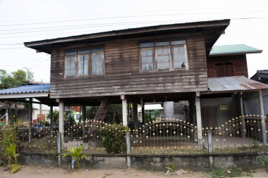 Binalar ahşap terk edilmiş ev yerel Tayland tarzı Yasothon, Tayland