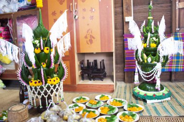 YASOTHON, THAILAND - 12 HAZİRAN: Taylandlı akrabalar ve arkadaşlar 12 Ocak 2019 'da Yasothon, Tayland' da, Tayland 'daki Retro' daki düğün kutlaması için Tayland 'da düzenlenen törene katılırlar.