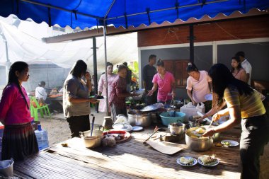 YASOTHON, THAILAND - 12 HAZİRAN: Taylandlı kadın ve erkekler servis ve ikram için yemek pişirme tarzı insanlar 12 Ocak 2019 'da Yasothon, Tayland' da ev mutfağında evlilik kutlamalarına katıldılar.