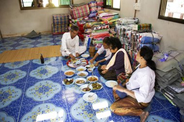 YASOTHON, THAILAND - 12 Ocak 2019 'da Tayland' ın Yasothon kentinde Tayland 'da Tayland' da geleneksel retro tarzı ile evlenmeye ve Tayland yerel yemeklerini yemeye davetliler