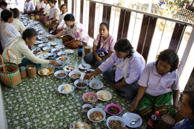 YASOTHON, THAILAND - 12 Ocak 2019 'da Tayland' ın Yasothon kentinde Tayland 'da Tayland' da geleneksel retro tarzı ile evlenmeye ve Tayland yerel yemeklerini yemeye davetliler