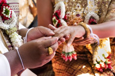 Taylandlı gelin ve damat, Tayland 'ın başkenti Yasothon' da Tayland usulü düğün yüzüğü takıyor.