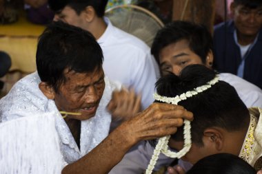 YASOTHON, THAILAND - 12 HAZİRAN: Taylandlı akrabalar ve arkadaşlar 12 Ocak 2019 'da Yasothon, Tayland' da, Tayland 'daki Retro' daki düğün kutlaması için Tayland 'da düzenlenen törene katılırlar.