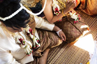 YASOTHON, THAILAND - 12 HAZİRAN: Taylandlı akrabalar ve arkadaşlar 12 Ocak 2019 'da Yasothon, Tayland' da, Tayland 'daki Retro' daki düğün kutlaması için Tayland 'da düzenlenen törene katılırlar.