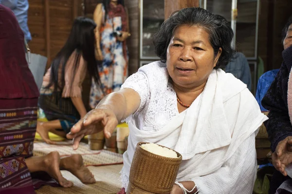 Yasothon Thailand Janeiro Povo Tailandês Coloca Ofertas Alimentos Tradição Esmola — Fotografia de Stock