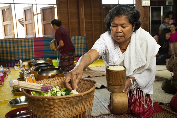 Yasothon Tajlandia Styczeń Tajlandczycy Złożyli Ofiary Pokarmowe Tradycji Dawania Jałmużny — Zdjęcie stockowe