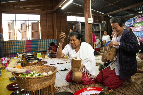 Yasothon Tajlandia Styczeń Tajlandczycy Złożyli Ofiary Pokarmowe Tradycji Dawania Jałmużny — Zdjęcie stockowe
