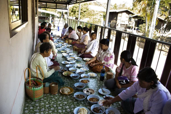 Yasothon Thailand Janeiro Familiares Tailandeses Amigos Convidados Juntam Estilo Retro — Fotografia de Stock