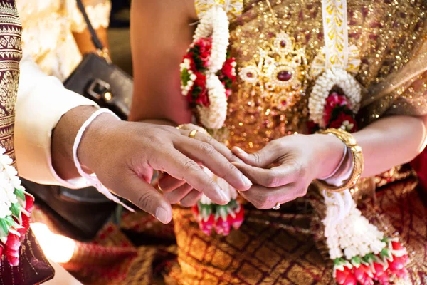 Ταϊλανδέζικη Νύφη Και Γαμπρός Στην Τελετή Φορώντας Ένα Γαμήλιο Δαχτυλίδι — Φωτογραφία Αρχείου