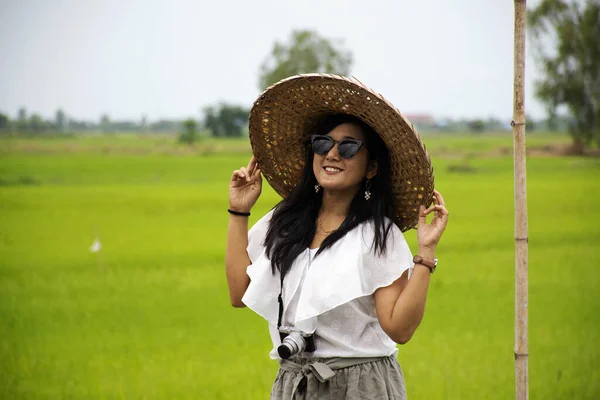 旅行者タイの女性は屋外で竹の帽子ベトナムスタイルで写真を撮るために肖像画をポーズし タイのアユタヤのカフェコーヒーショップで庭の田んぼ — ストック写真