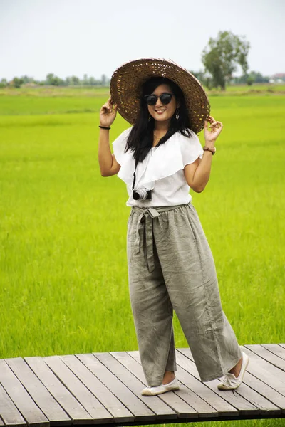 Viaggiatori Thai Donna Posa Ritratto Scattare Foto Con Cappello Bambù — Foto Stock