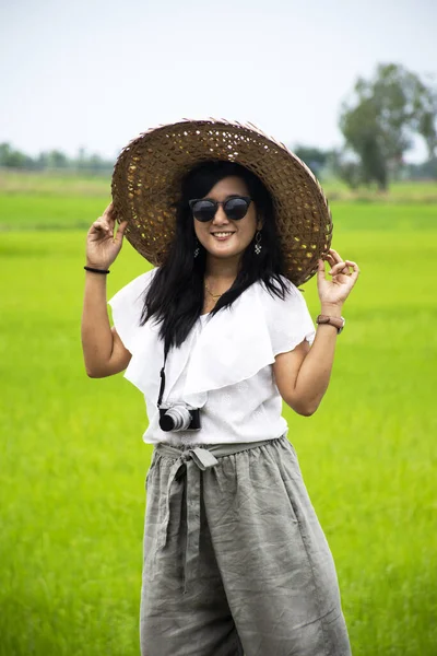 Reisende Thailändische Frau Posiert Porträt Für Foto Mit Bambushut Vietnam — Stockfoto