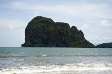 Tayland 'ın Trang Eyaleti' nin Sikao ve Kantang ilçelerinde yer alan Hat Chao Mai plajında ve deniz milli parkında dalgaların hareketi ve akışı.